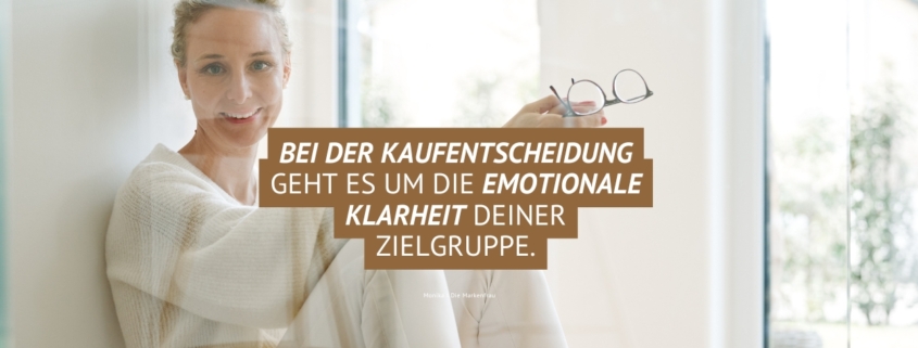 Frau schaut ins Bild und sagt: Kaufentscheidung Es geht um die emotionale Klarheit deiner Zielgruppe.