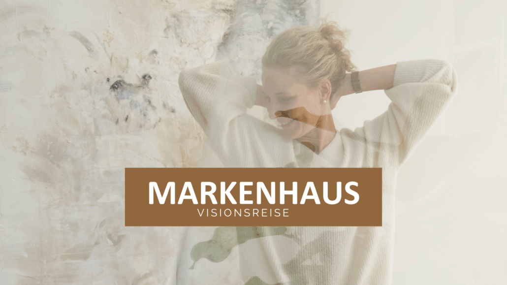 Frau steht hinter einer Glaswand, streckt ihre Hände hinter dem Kopf und träumt.